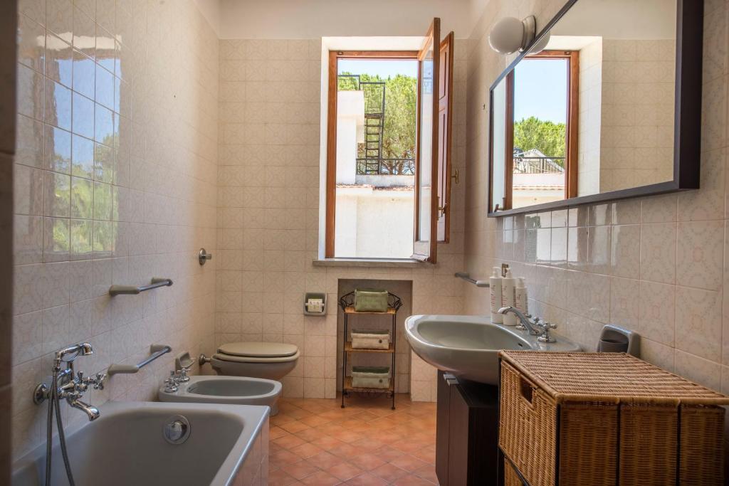 Una Scogliera sul Mare con Piscina