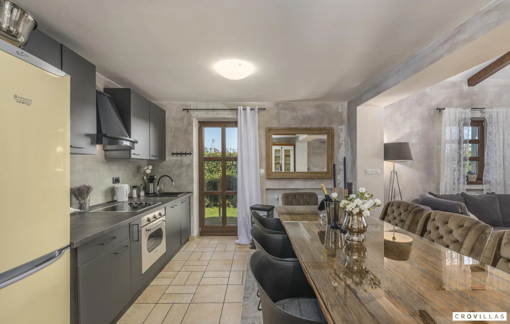 Rustica in Visnjan with 5 bedrooms and 1 bathrooms