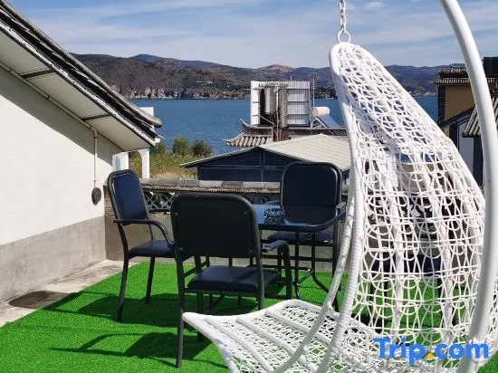 Can reside in a high-end villa (Longkan Wharf)