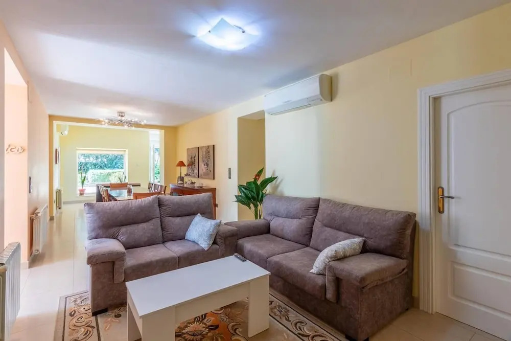 Private Pool, Garden, Barbecue and Beach Nearby