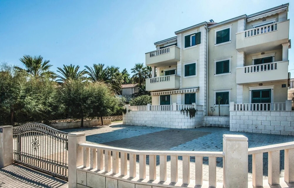 Awesome Apartment in Sutivan With 2 Bedrooms and Wifi