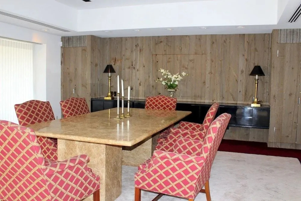 Hosteeva Marina Luxury Suites