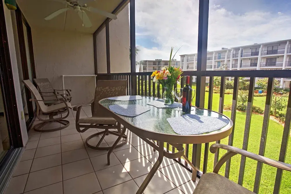 Sanibel Island Studio: Pool Access, Walk to Beach