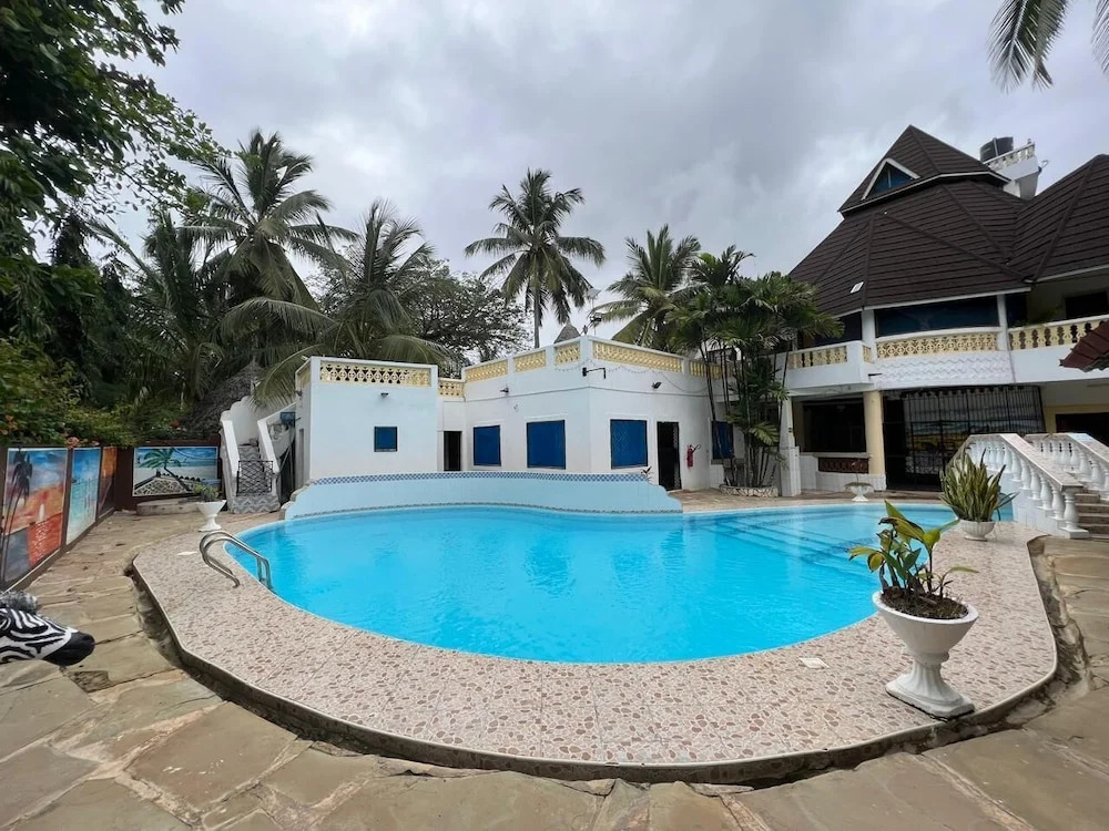 Luxurious 4-bedroom Holiday House With Pool Access in Diani Beach