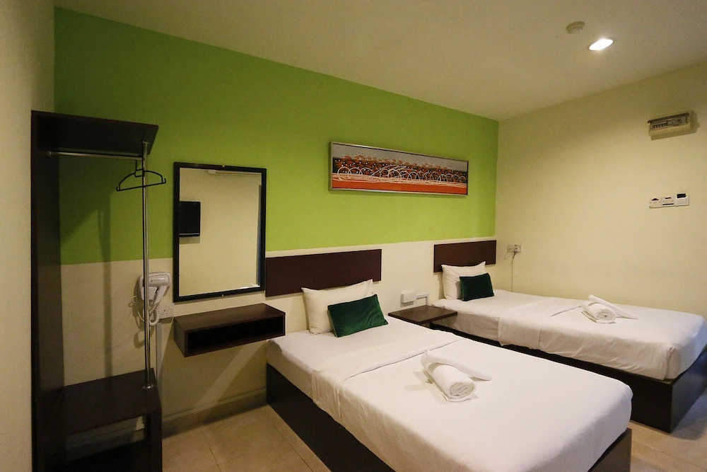 Swing & Pillows - Golden Roof Hotel Falim, Ipoh