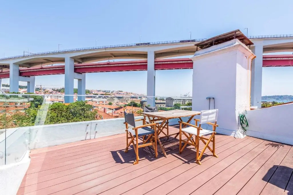 Guestready - Bright Family Home with Private Rooftop Terrace in Alcântara