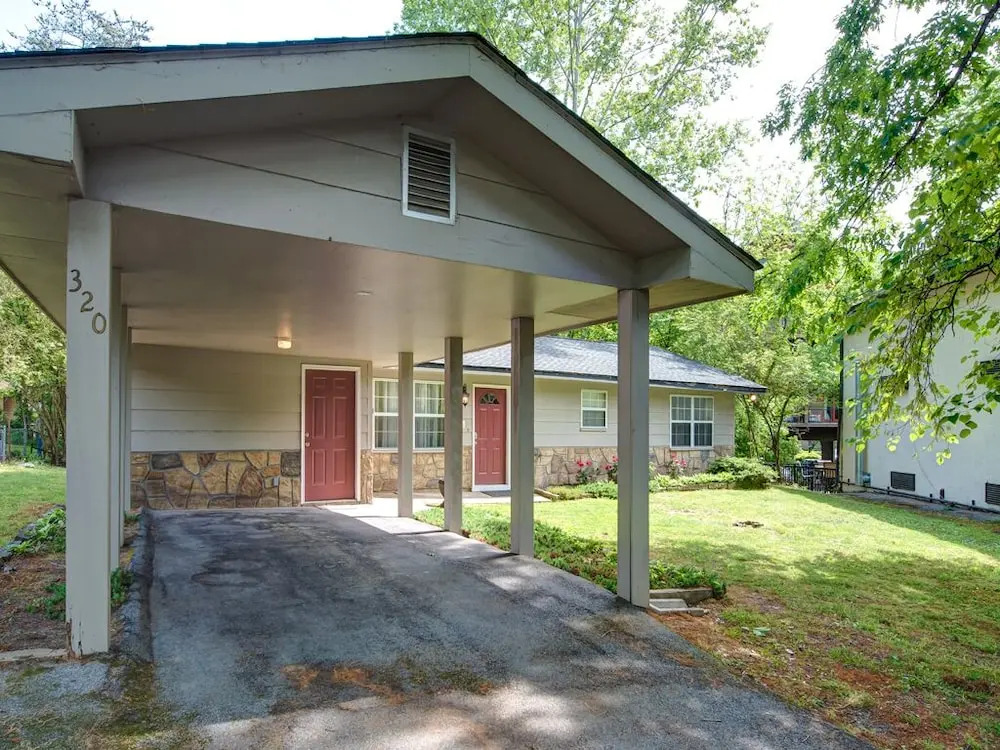 River Cottage 3 Bedroom Downtown Home with Hot Tub