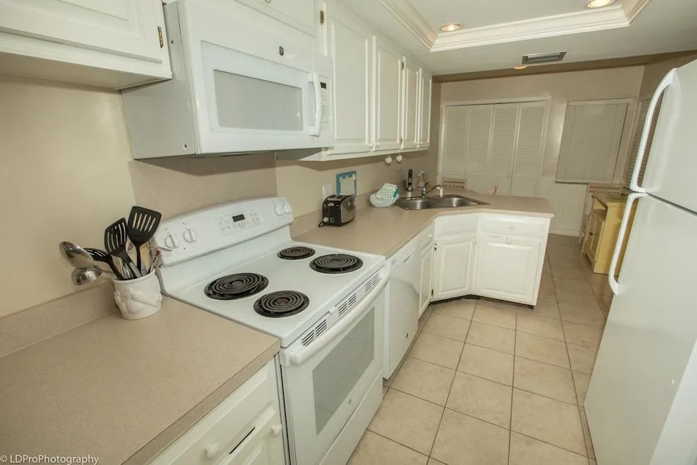 Inlet Reef 603 2 Bedroom Condo by RedAwning