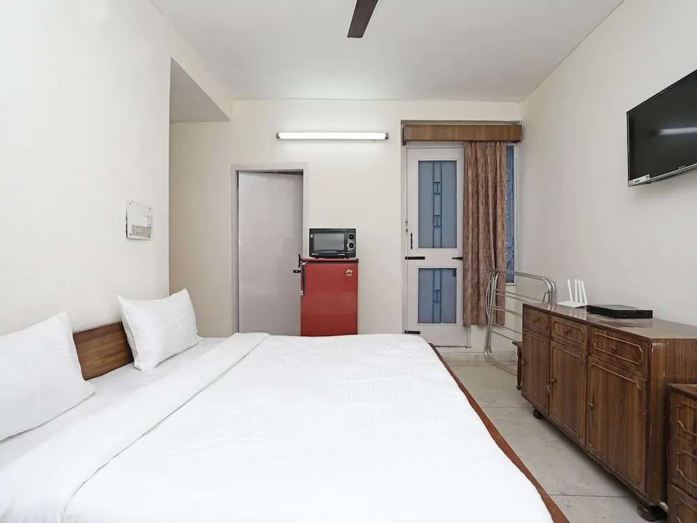 OYO 13269 Home Cozy 1RK Near Library Chowk