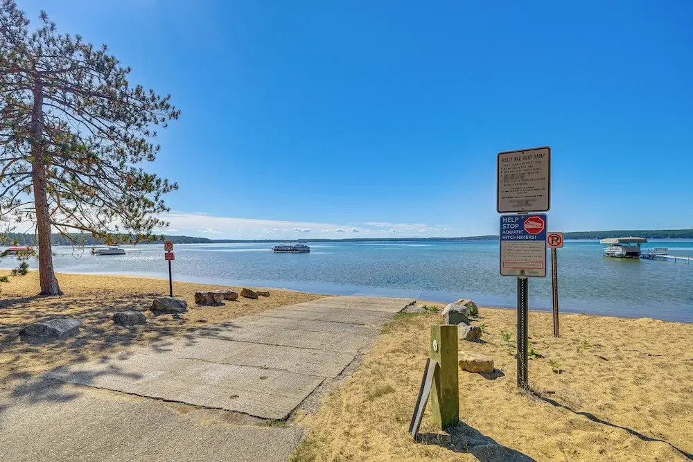 2 Blocks to Boat Ramp: Higgins Lake House w/ Grill