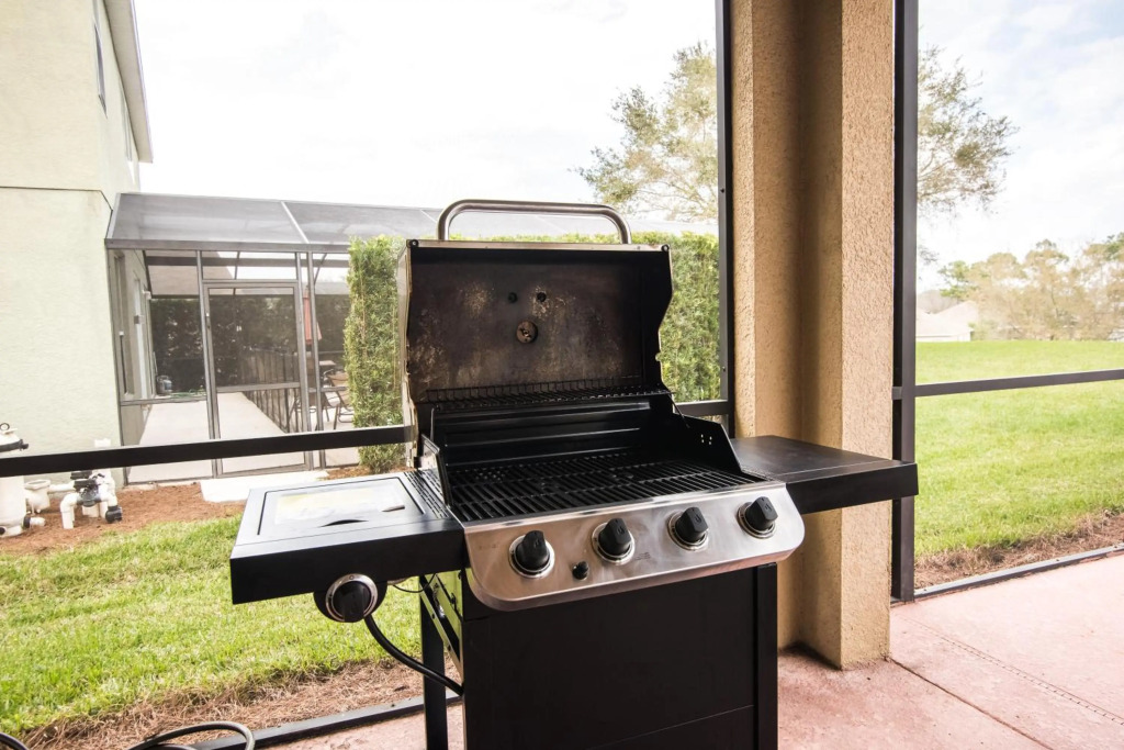 8BR -private swimming pool -gated resort community -suitable for family & group getaways -5 miles to Disney