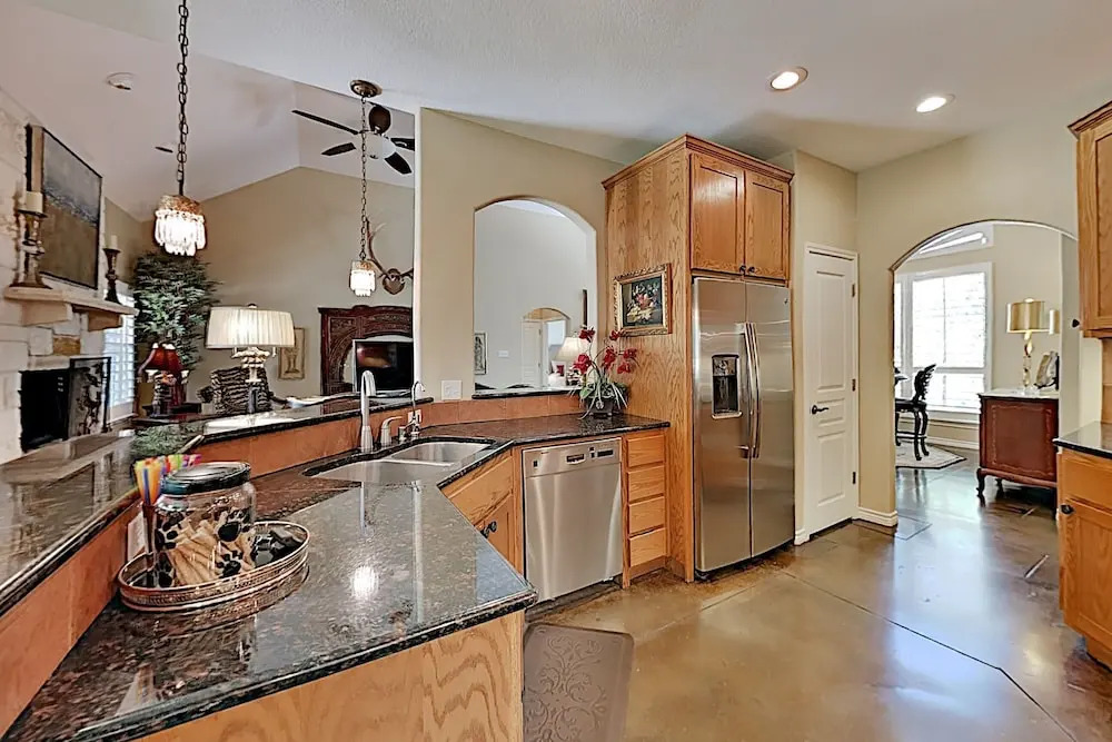 Luxe By The Lake, On-site Pool & Tennis! 3 Bedroom Home