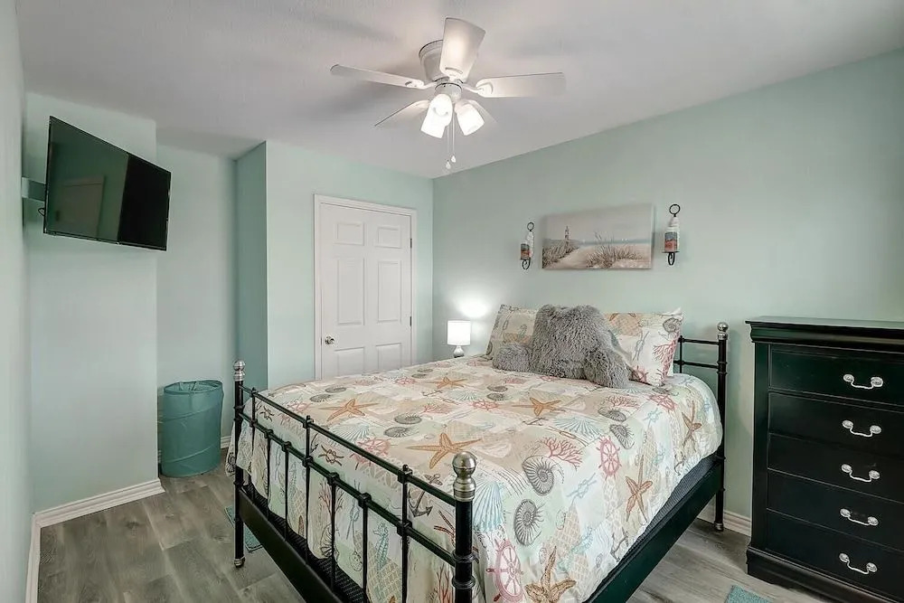 Fisherman's Inn 2 Bedroom Home by RedAwning