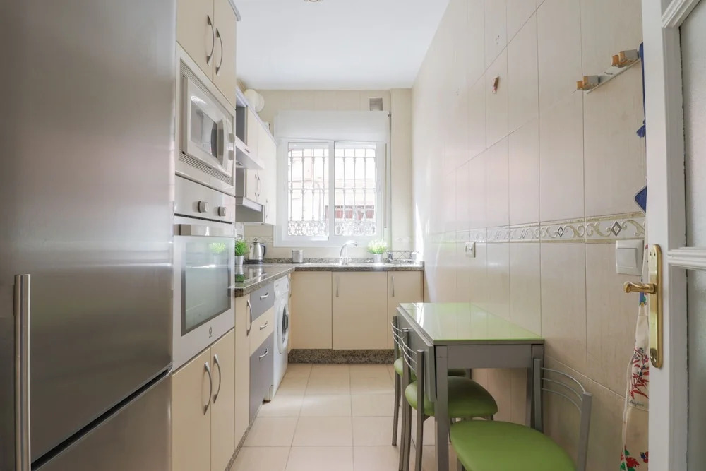 Bright And Quiet Apartment By Town
