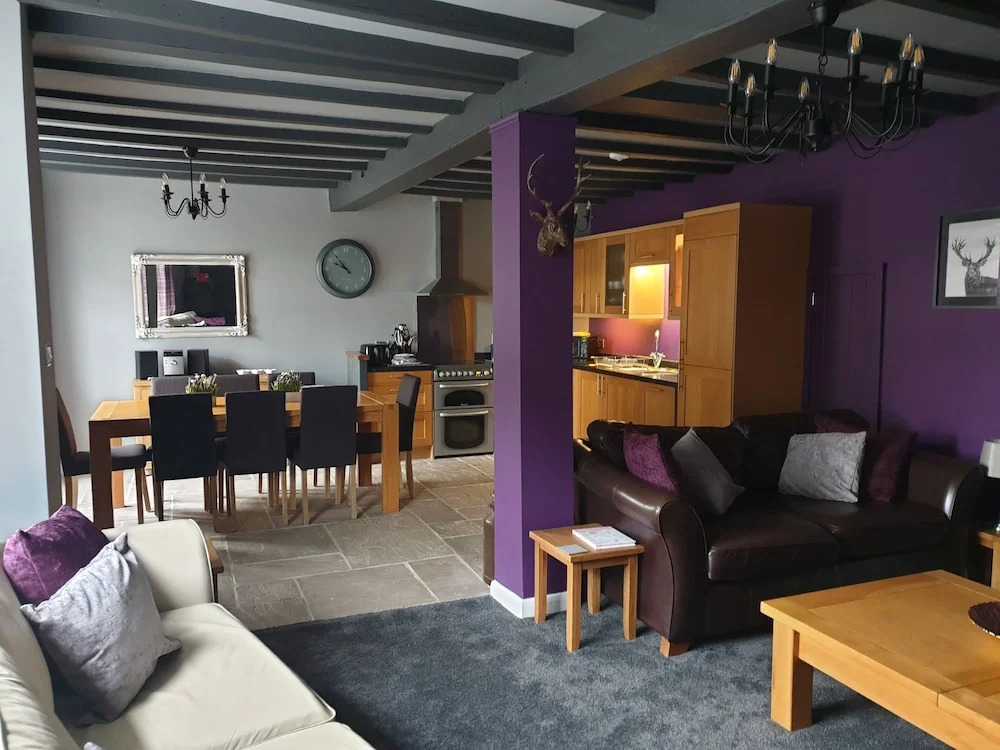 4 Bed Sleeps 8 On-Road Parking WiFi
