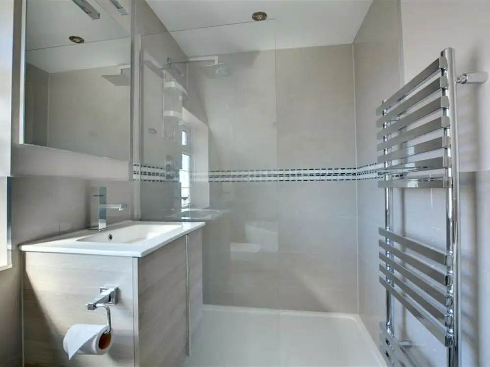 Comfortable and Luxurious Family Home With Beautiful Sunny Garden, Close to the Beach