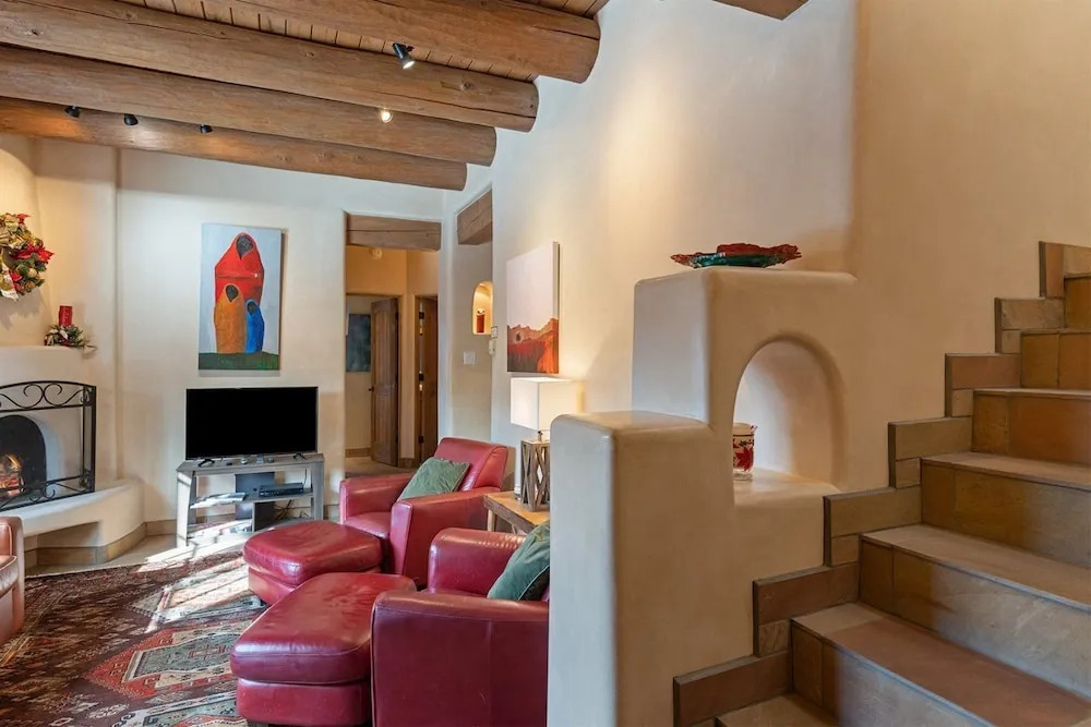 Art Haven - Stylish Southwestern Comfort, Walk to The Plaza
