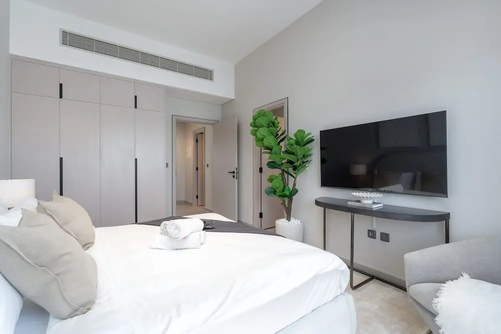 Free housekeeping visits during your stay - StayShort - Classy 4-Bedroom Villa With Spacious Balcony in Nad Al Sheba