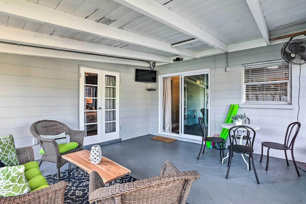 Remodeled St Petersburg Retreat w/ Hot Tub!