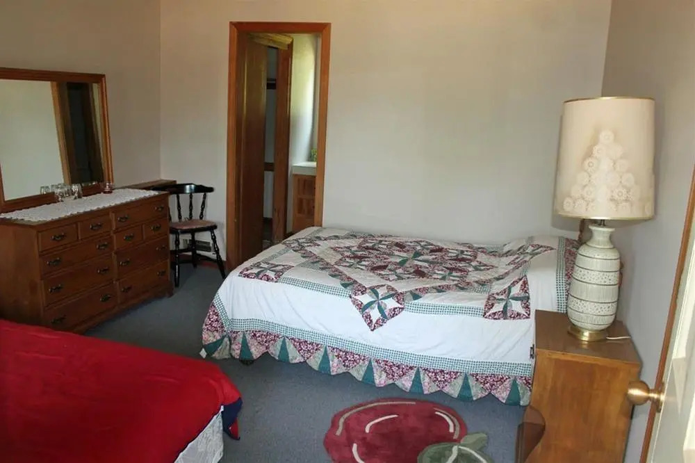 Lake Shore Farm Inn