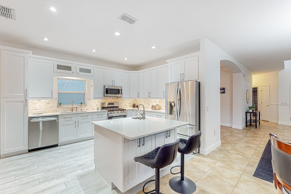 Sunlit Serenity Oasis House in Kissimmee With Private Pool, Pool Table, Tennis
