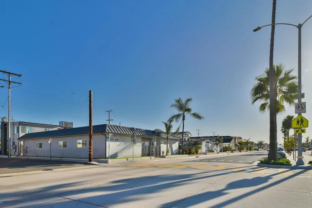 1244#2 Luxurious Newly Remodeled Beach Home, Sleeps 4 w/ AC