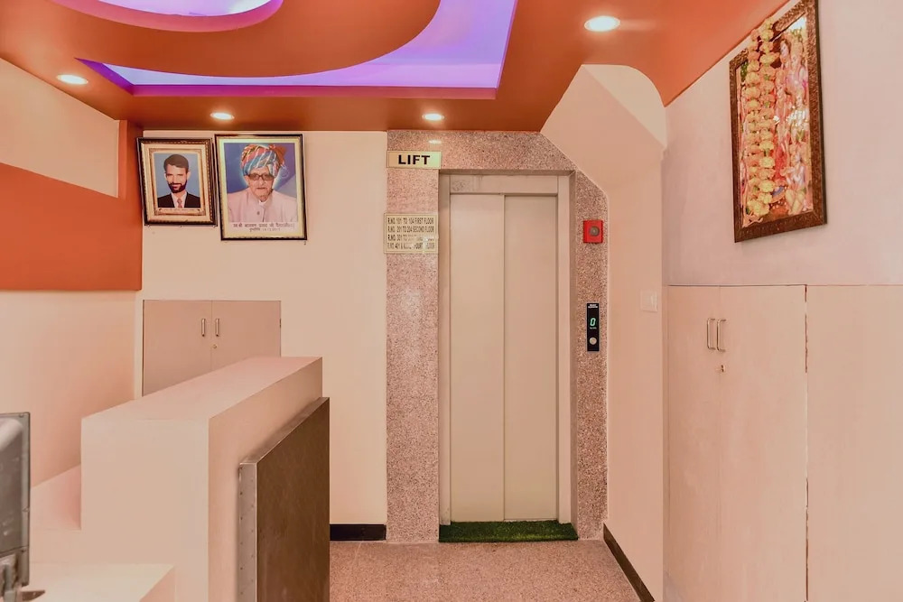 OYO 28054 Hotel Suraj Villa