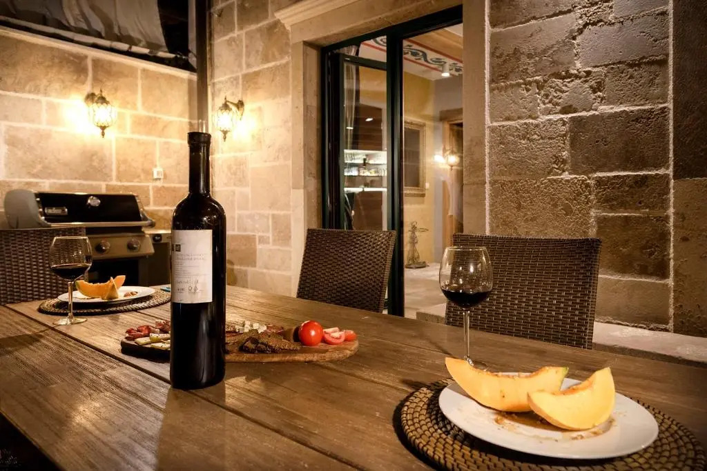 Luxury Palazzo v. Pelsocz Hvar Town