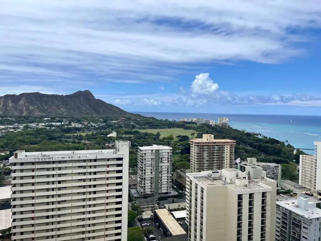 Waikiki Banyan 3411 Ocean View Free Parking