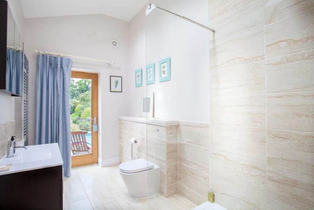 Secluded country house gem with swimming pool & tennis court