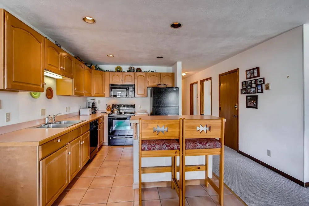 3 Br Unit With Fireplace & Mountain Views 3 Bedroom Condo - No Cleaning Fee! by RedAwning