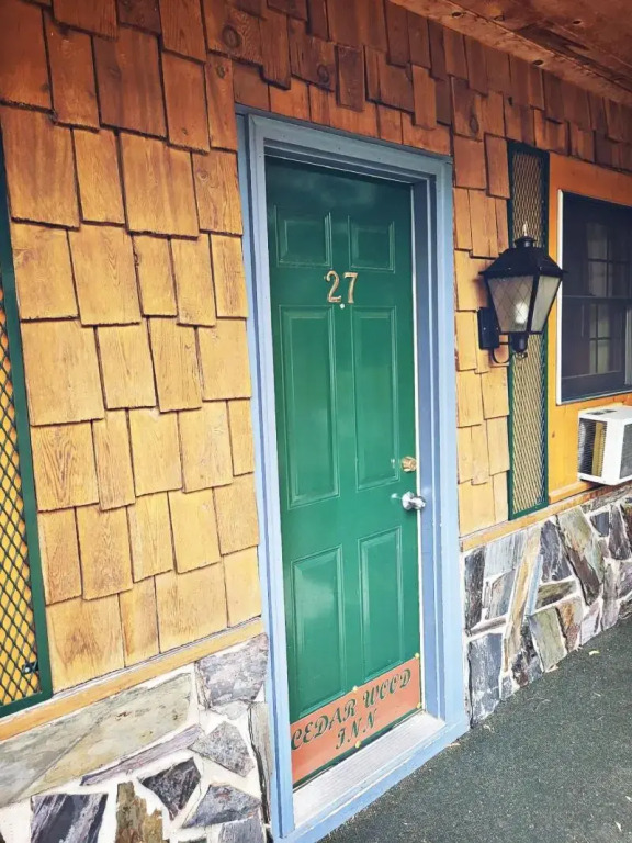 Cedar Wood Inn