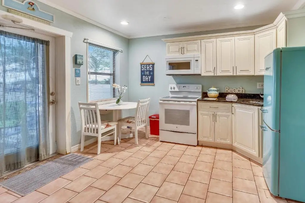 Sunset Beach House - Beach Hugger 1