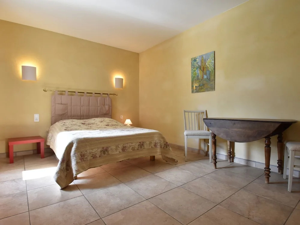 Spacious Villa in Vaison-la-Romaine with Swimming Pool