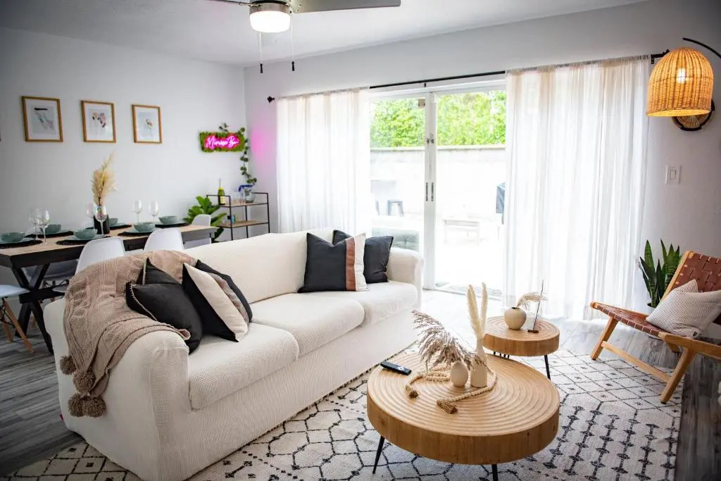 Lux 3 bedroom townhouse 1 block from the beach