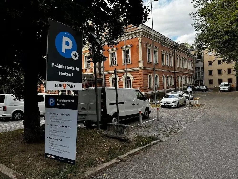 1BR Demure Design & Urban Living in Kamppi