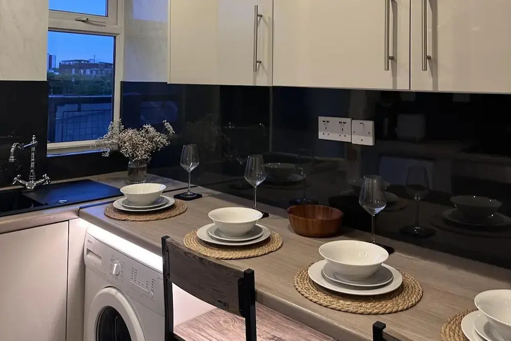 Stunning Central 2 Bedroom Apartment by EVB Properties Short Lets & Serviced Accommodation Southampton - Ocean Village