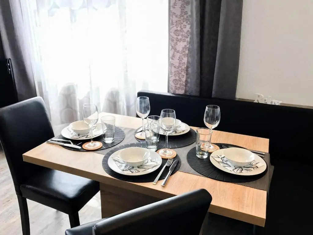 Schöne, neue Ferienwohnung am Rhein und mit Balkon
