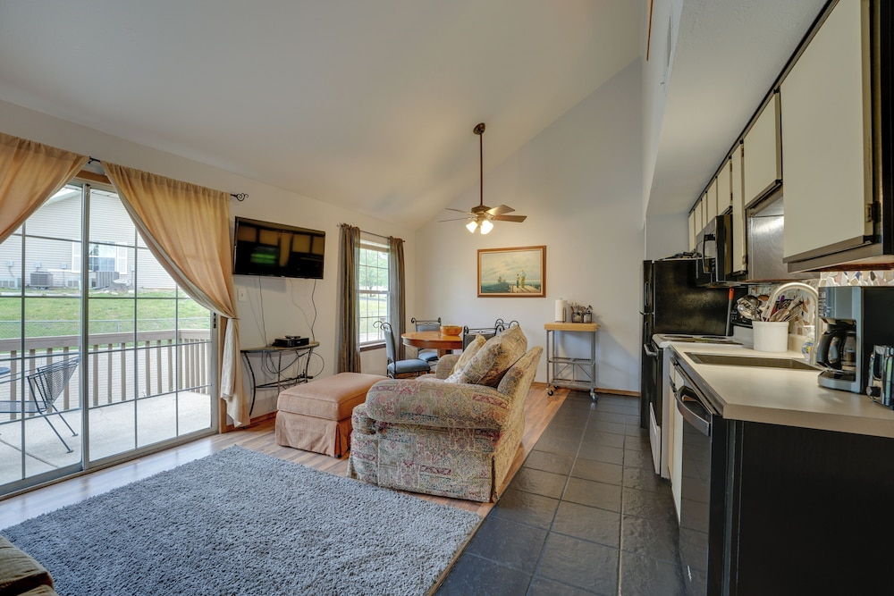 3 Mi to Titanic Museum: Branson Condo w/ Fireplace