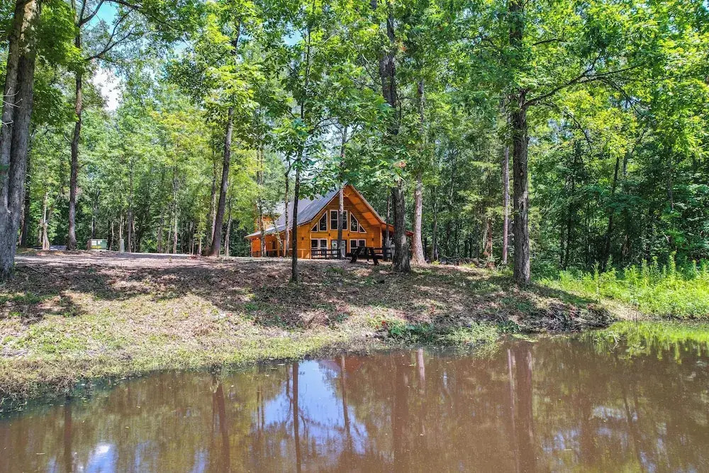 Upscale Broken Bow Cabin: Hot Tub & Fishing Pond!