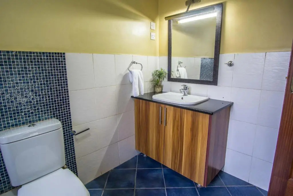 Peaceful, Spacious, Open-plan 2br apartment set in mature garden