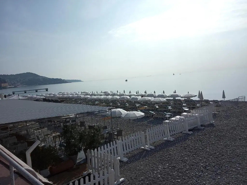 Apt 2-3 pces dans le Carre d Or a 290 m des plages
