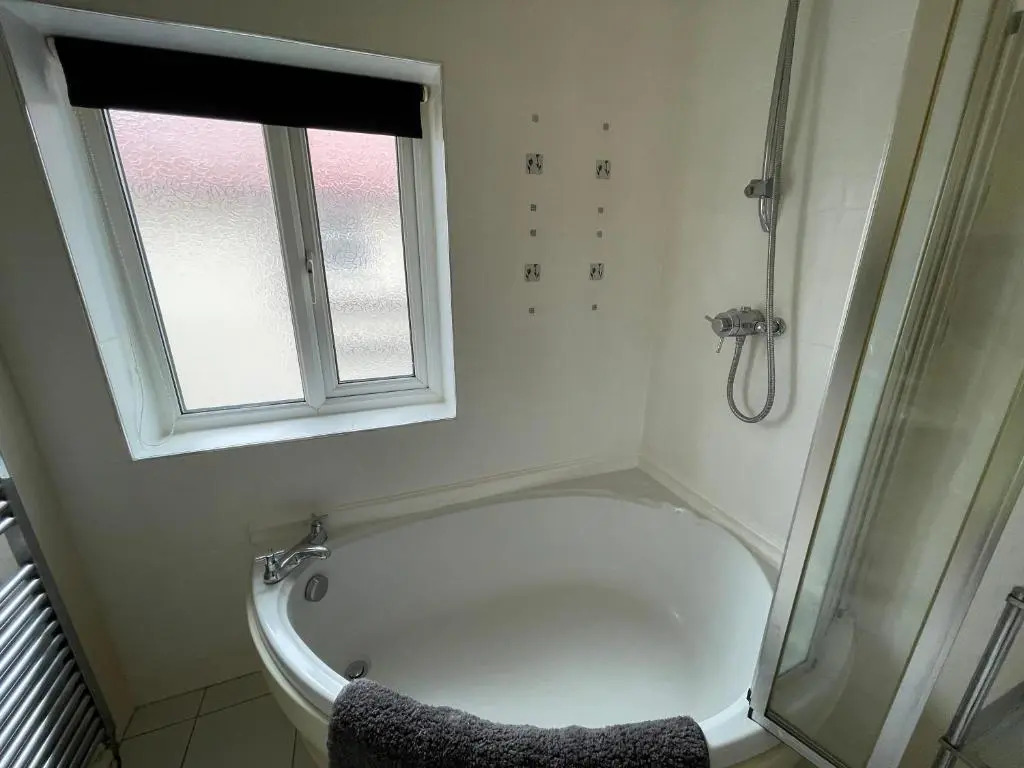 1st floor 2 bedroom apartment with park views and garden.