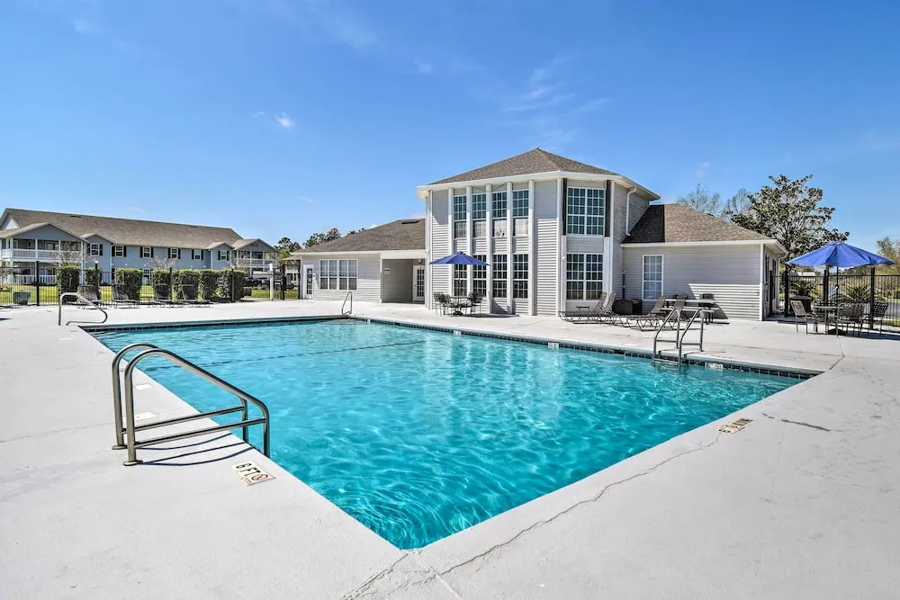 5 Mi to Beach: Gulf Shores Condo w/ Perks!