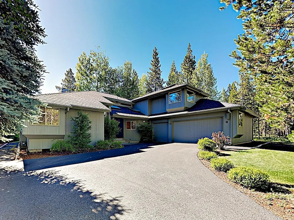 New Listing! Sunriver Gem On Woodlands Golf Course 3 Bedroom Home