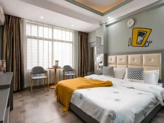 Sweet Fruit Light Luxury Hotel (Haikou Fruit Market Overseas Chinese Middle School Branch)