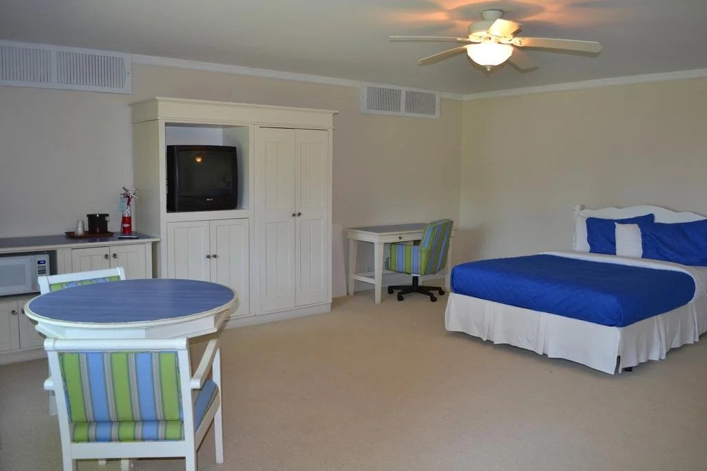 Buzz's Lakeside Inn