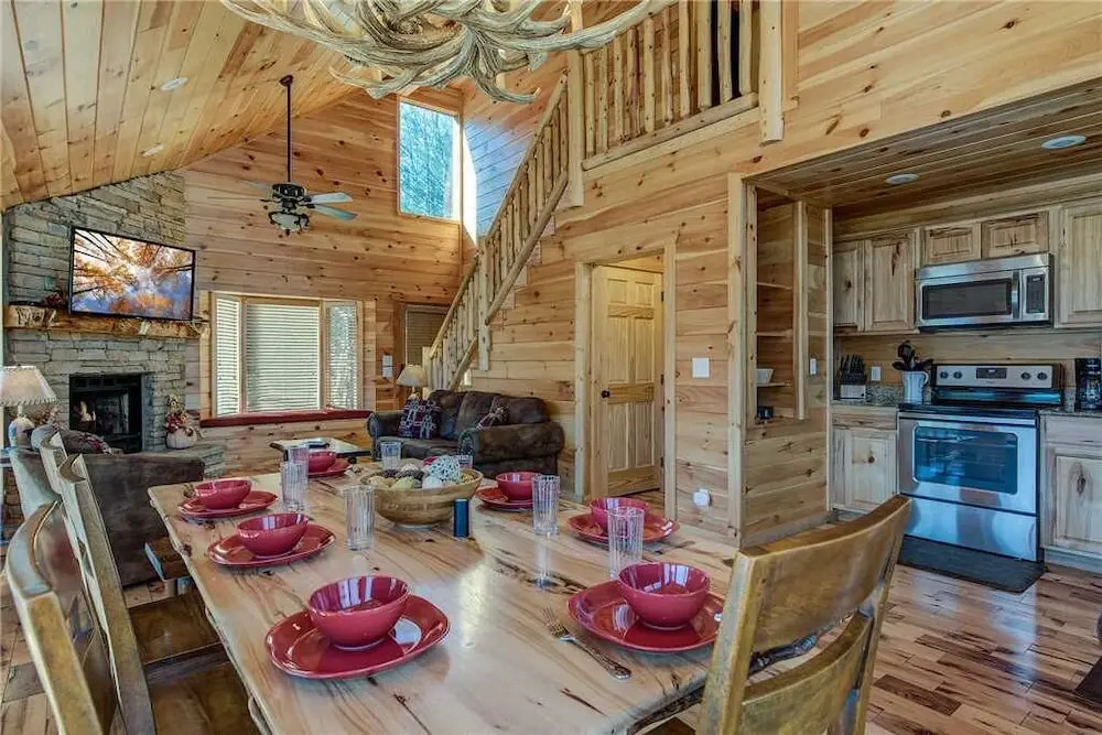 Rocky Top Lookout 4 Bedroom Home with Hot Tub