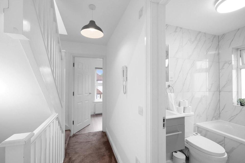 Stylish 4 Bedroom, 2.5-Bath Home in Borehamwood