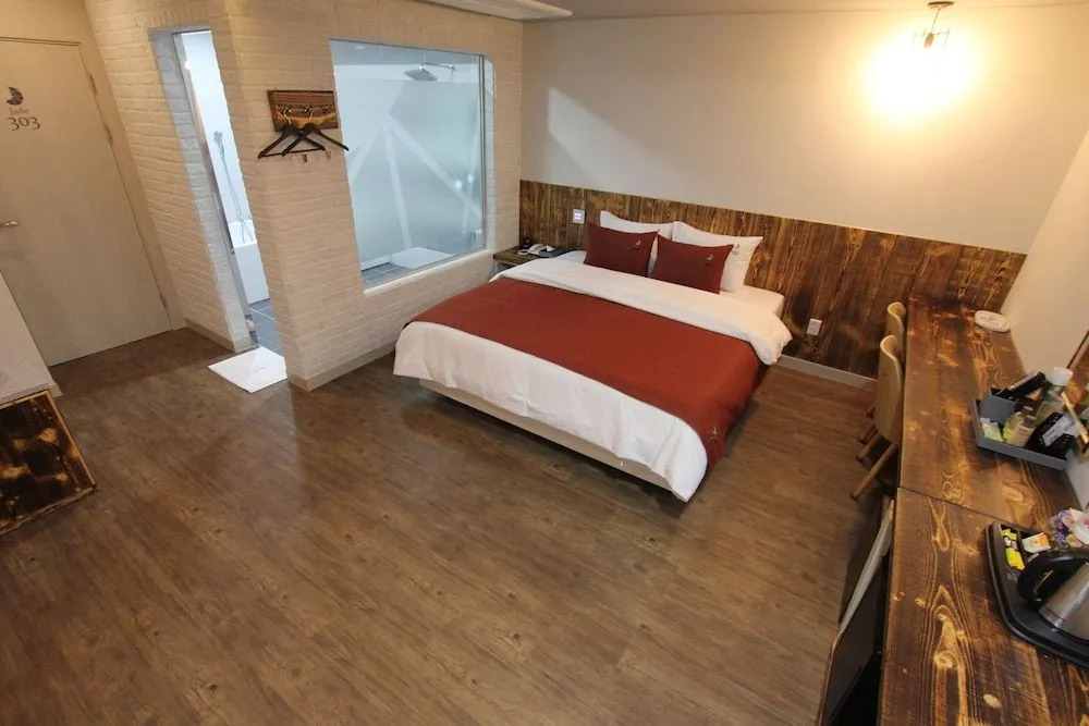 Jade hotel